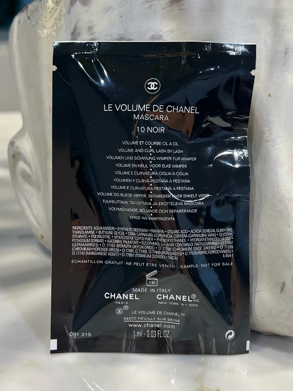 3 pieces of CHANEL Le Volume de Chanel Mascara Sample Pack - Black Sachets
